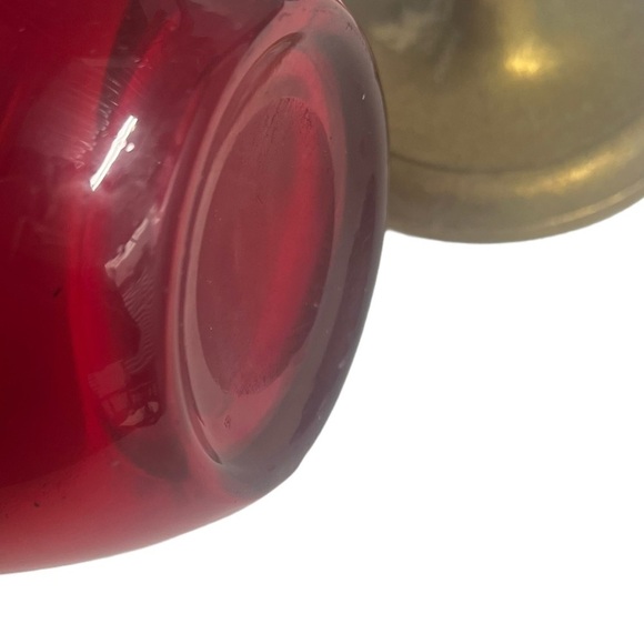 Vintage ruby red glass flower vase with tulip design. - Picture 4 of 7